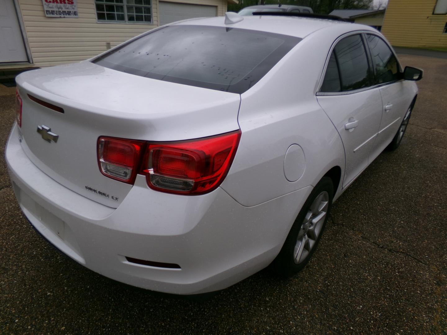 2015 White /Tan Chevrolet Malibu 1LT (1G11C5SL1FF) with an 2.5L L4 DOHC 16V engine, 6-Speed Automatic transmission, located at 401 First NE, Bearden, AR, 71720, (870) 687-3414, 33.726528, -92.611519 - Photo#19